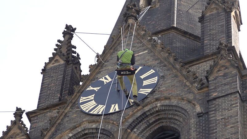 Svatá Ludmila v Praze má zpět své hodiny. Na věže je instaloval horolezec